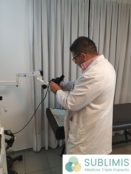 El Dr. Rodrigo Villar diagnosticando un rinoplastia