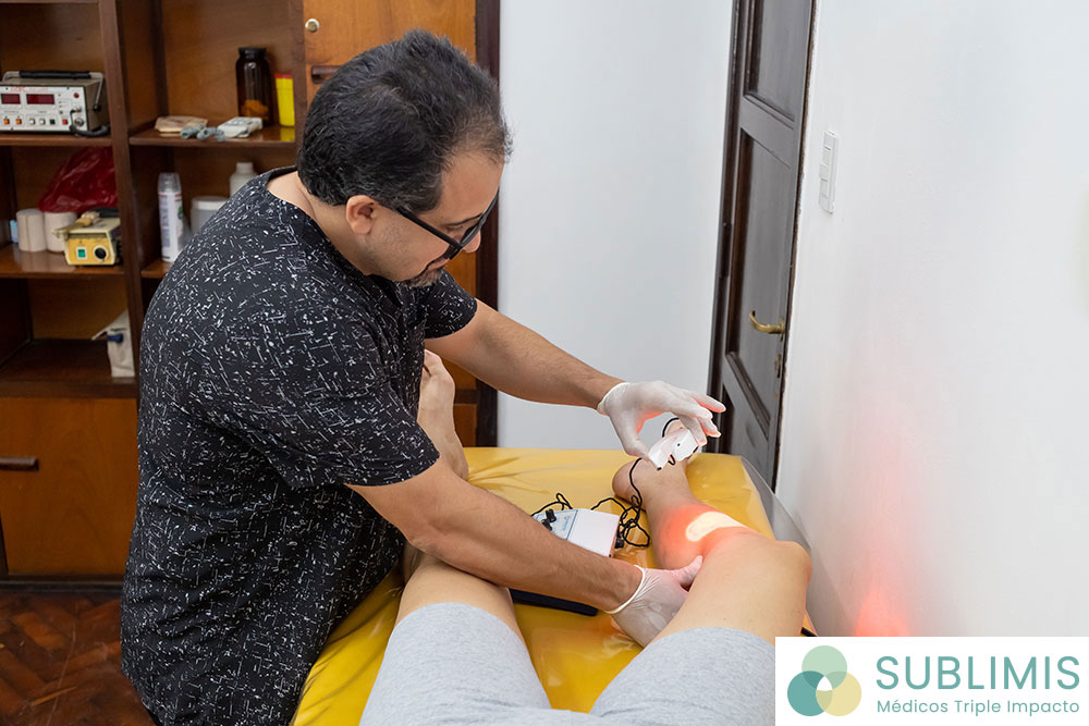 Flebologo realizando un tratamiento para las arañitas