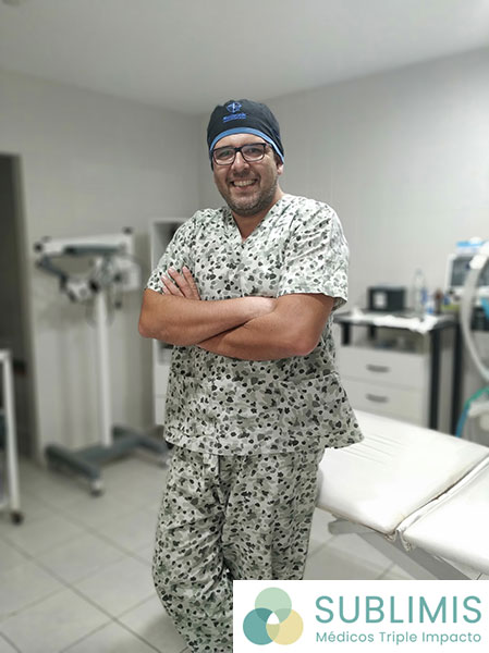 El Dr. Ernesto Rodrigo Villar en el quirófano.