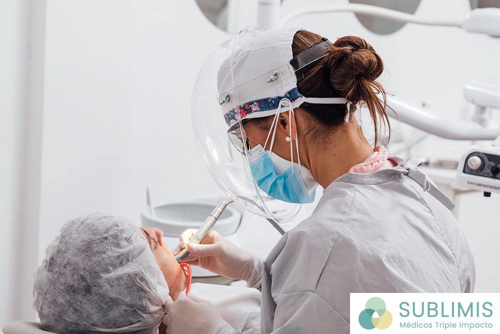 La Od. Cynthia Maldonado realizando un arreglo de caries.