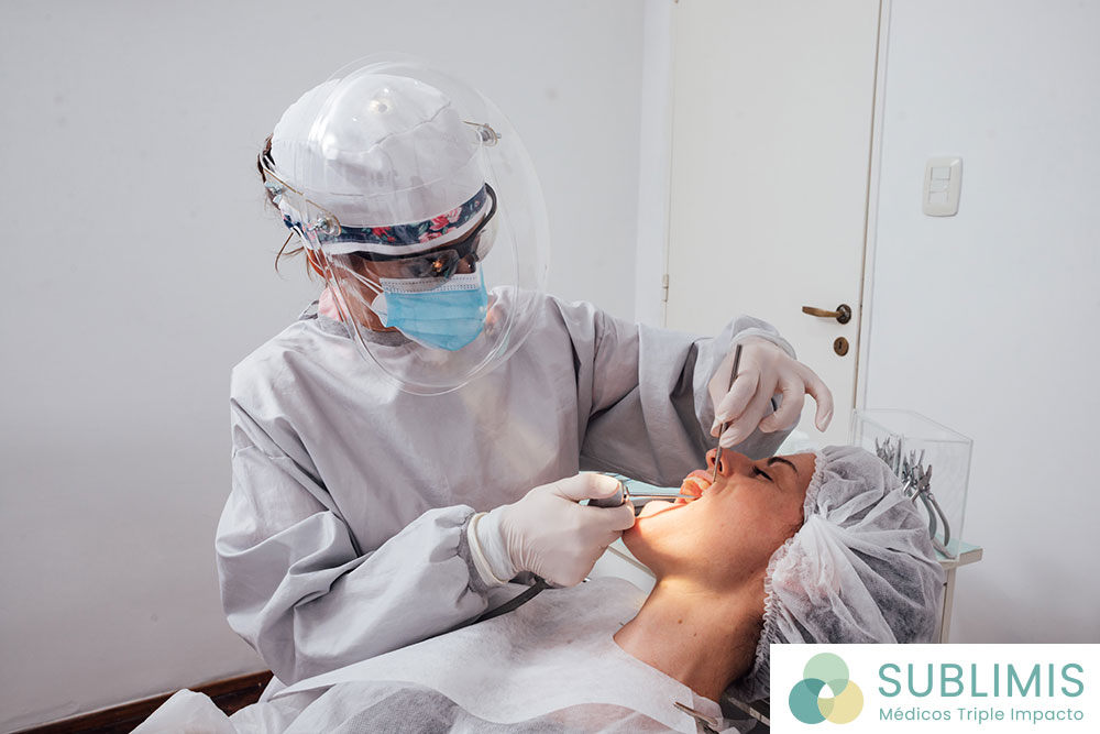 La Od. Cynthia Maldonado realizando una limpieza luego de un arreglo dental