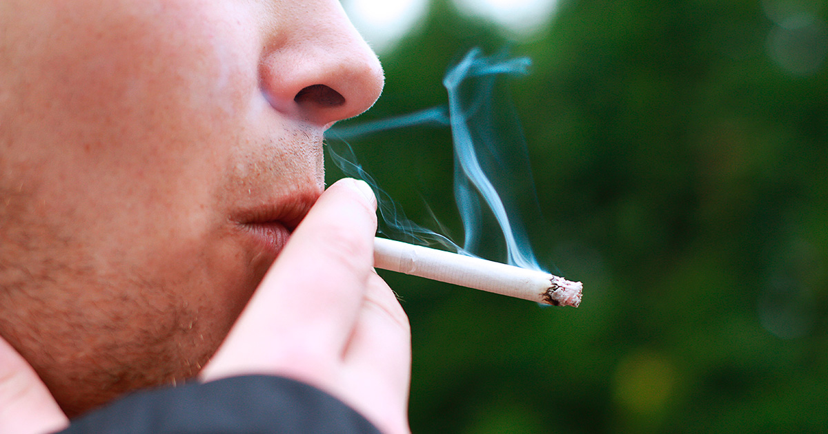 ¿Fumar cigarrillos afecta a los implantes dentales?