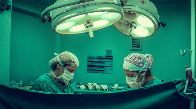Cirujanos realizando una operación de levantamiento de mamas